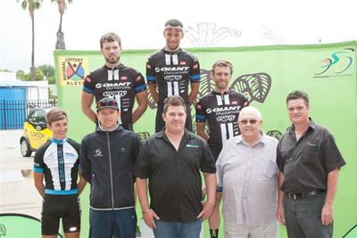 Fietsryers wys hul staal